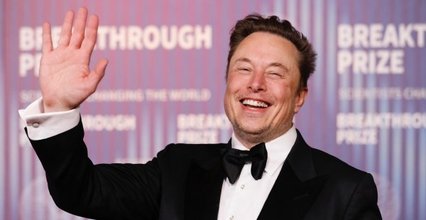 Elon Musk llega a China para promover la tecnología de conducción autónoma de Tesla entre sus clientes