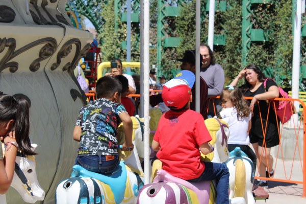 Disfrutan familias chihuahuenses festejo del Día de la Niñez en el parque El Colibrí