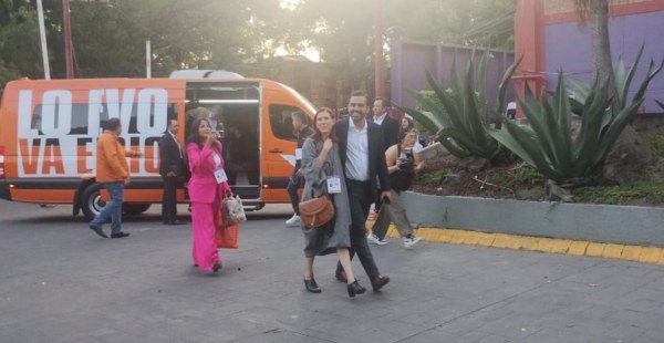 Álvarez Máynez vuelve a llegar tarde al segundo debate presidencial; “no me preocupa lo que Xóchitl haga”, dice a su arribo