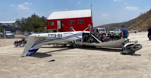 Se desploma aeronave en Atizapán de Zaragoza; hay tres heridos