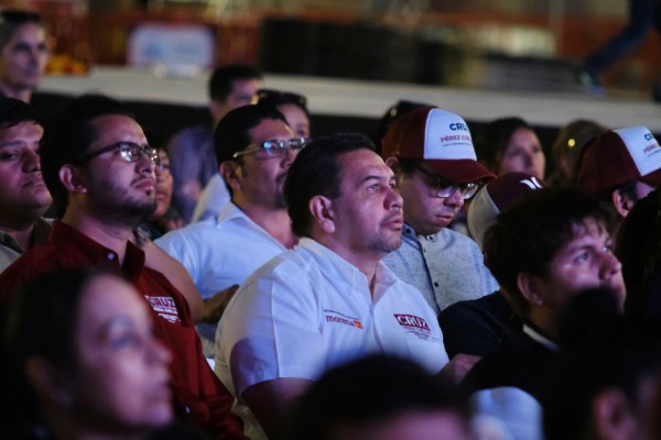 Cruz Pérez Cuéllar observó frente a cientos de juarenses el Segundo Debate Presidencial 2024