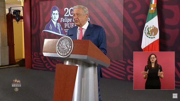 Sale López Obrador en defensa de sus hijos, por lo señalamientos de corrupción que se dieron en el debate presidencial