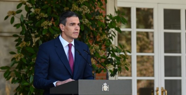 Pedro Sánchez decide seguir al frente del gobierno español tras denuncia de corrupción contra su esposa