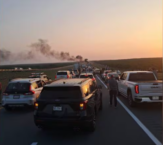Balacera y autos incendiados colapsan la autopista Monterrey-Reynosa