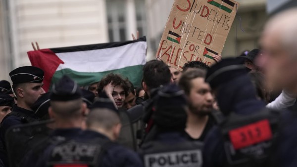 Policía dispersa por la fuerza a estudiantes propalestinos en Francia