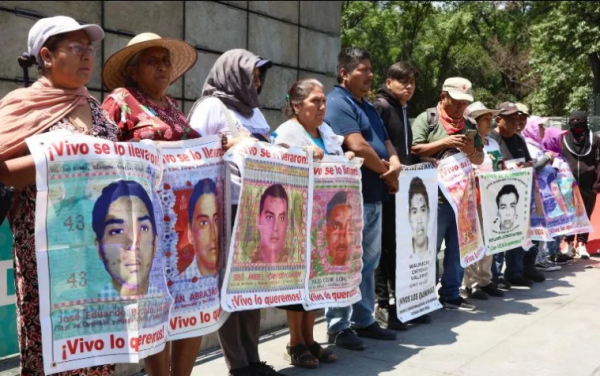 Fiscalía analiza decenas de cuerpos por caso Ayotzinapa