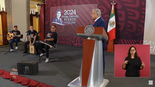 Felicita López Obrador a niñas y niños