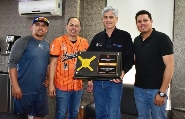 Alcalde de Parral recibe al equipo Ayuntamiento, subcampeón de la Liga Regional de Béisbol