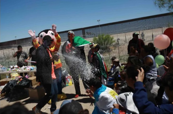 Niños y niñas migrantes celebran su día en el Río Bravo entre restricciones