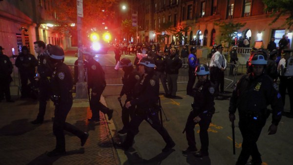 Policías ingresan a la Universidad de Columbia y arrestan a los manifestantes propalestinos