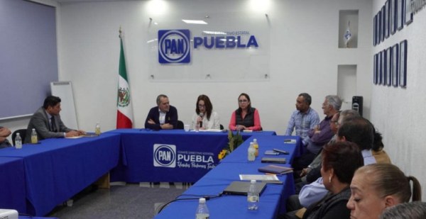 Protestan en la sede del PAN en Puebla; acusan imposición en la designación de candidaturas