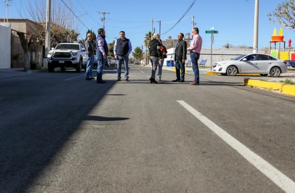 Vecinos de la calle Los Ángeles en Delicias agradecen trabajos de pavimentación e infraestructura hidrosanitaria