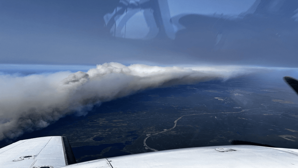 Evacuan a mas de 9 000 personas en el noreste de Canada por incendio forestal Omnia