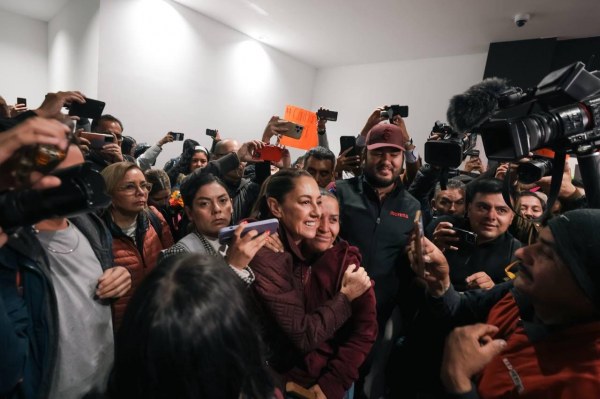 Chihuahuenses reciben a Claudia Sheinbaum en aeropuerto de Juárez