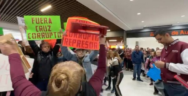 Morenistas se enfrentan a la llegada de Sheinbaum al aeropuerto de Ciudad Juárez por reelección del alcalde Pérez Cuéllar