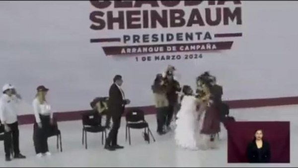 (Video) Jaloneo entre Clara Brugada y Claudia Sheinbaum