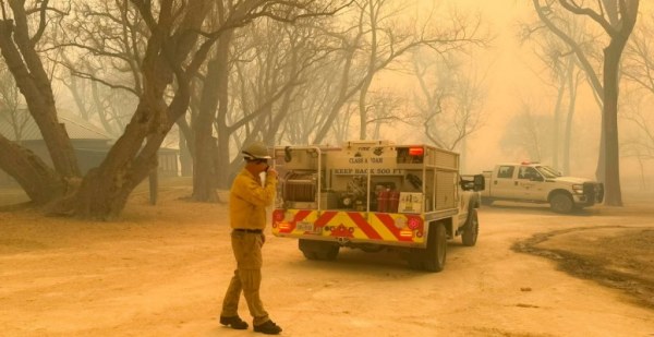 Fuerte viento y altas temperaturas agravan el mayor incendio forestal en la historia de Texas