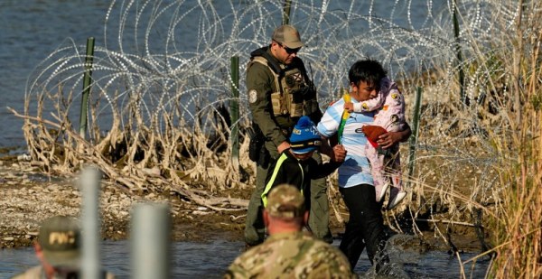 Tribunal de Texas pone en pausa ley que facilita el arresto de migrantes mientras Corte Suprema la evalúa