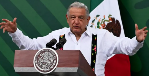 López Obrador rompe el silencio sobre cabeza olmeca arriba de un Tesla