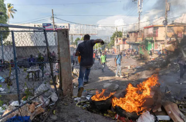 Milicias armadas con machetes luchan contra las pandillas en Puerto Príncipe mientras las élites de Haití compiten por el poder