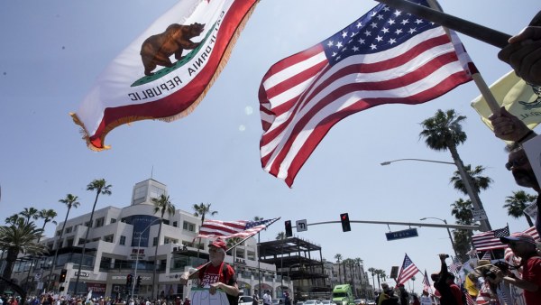 Ciudad de EE.UU. prohíbe las banderas no gubernamentales y enfurece a los grupos LGBT