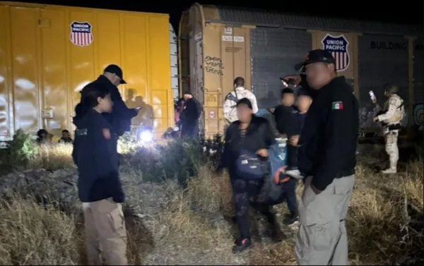 Rescatan a 144 migrantes en vagón de tren en Coahuila