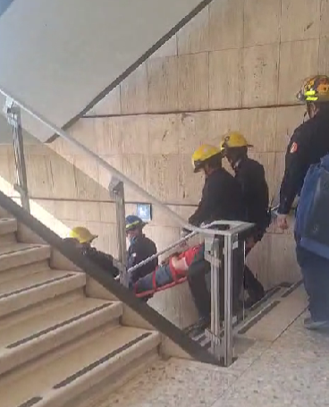 Sin funcionar elevadores en torre de Pemex de la CDMX; bajan enfermo por escaleras (video)