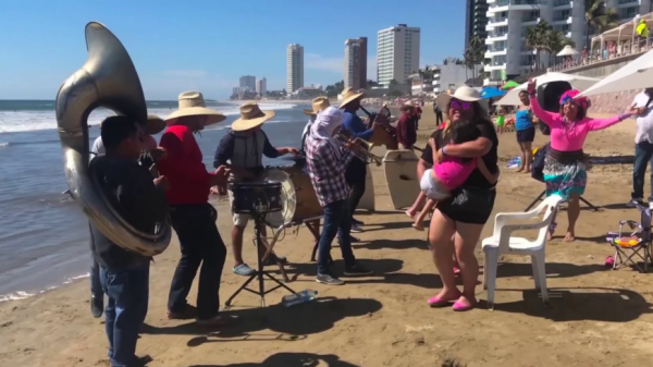 Hoteleros pretenden prohibir música de banda en playas de Mazatlán