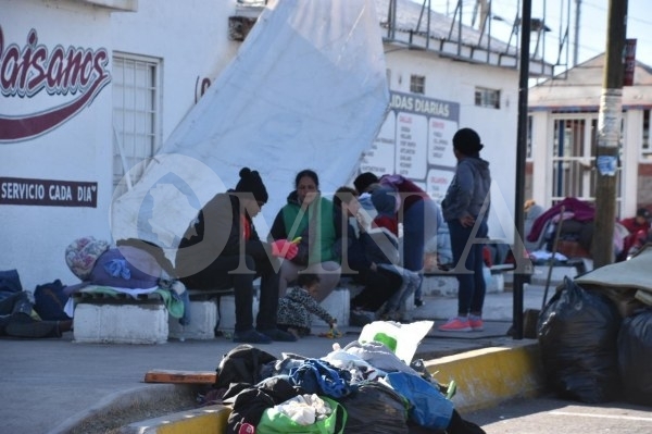 Llegan cerca de 200 migrantes a la deportiva Pistolas Meneses