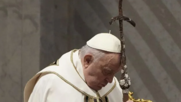 El Papa, con aparente buen estado, da órdenes a los sacerdotes en la misa del Jueves Santo