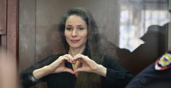 Tribunal en Moscú ordena mantener bajo arresto a Antonina Favorskaya, periodista que cubrió los juicios contra Navalny