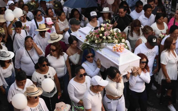 Familiares se despiden de Camila, niña de 8 años asesinada en Guerrero