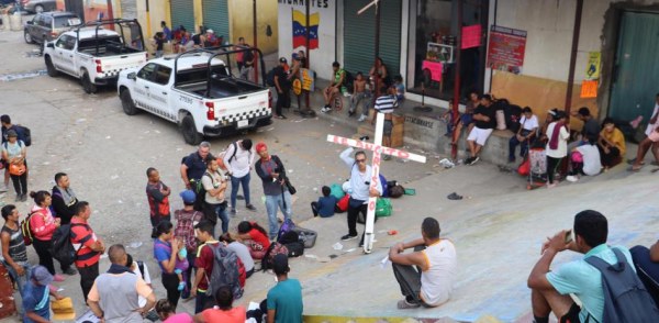 Migrantes piden fin a su sufrimiento con un viacrucis en la frontera de México con EU
