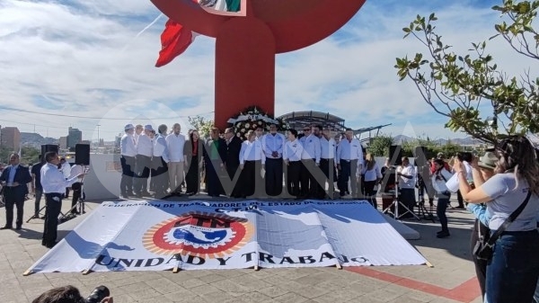 Encabeza Maru guardia de honor en Monumento al Trabajador