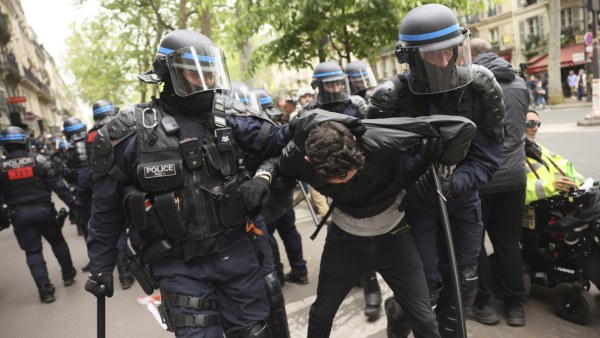 Choques violentos en París: la Policía reprime brutalmente una manifestación de los sindicatos