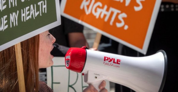 Activistas lamentan la entrada en vigor de nueva restricción contra el aborto en Florida: “El Estado está en control de nuestros cuerpos”