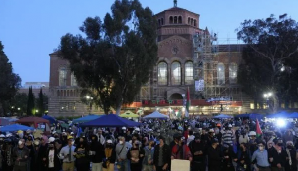 La policía empieza a desmontar barricadas en campamento de protesta propalestino en UCLA