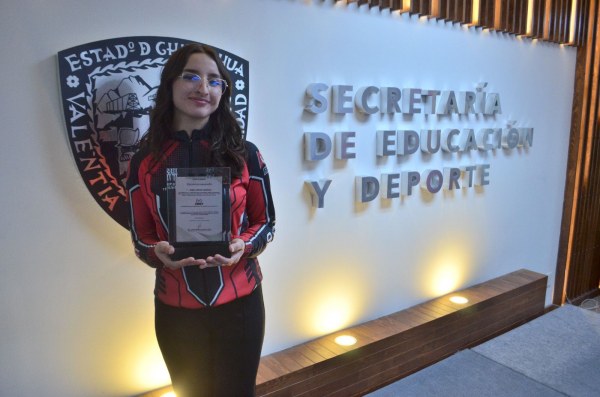 Premia SEyD a Kamila Ortega, primera mexicana en ganar el “Dean's List Award Winner”