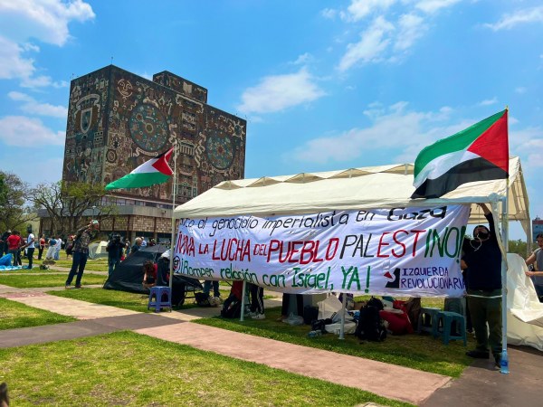 Estudiantes de la UNAM instalan campamento en apoyo a Palestina frente a la Rectoría