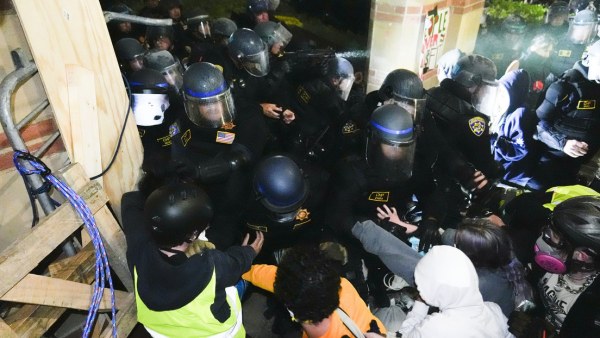 Ya hay unos 2,200 detenidos por las protestas propalestinas en universidades de EU