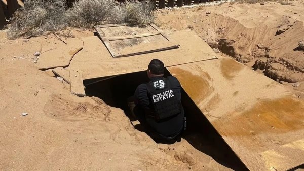 Hallan un 'narcotúnel' bajo el muro fronterizo entre México y EE.UU.