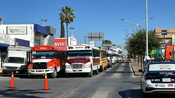 Cientos de transportistas cierran la avenida Universidad en apoyo a Bonilla