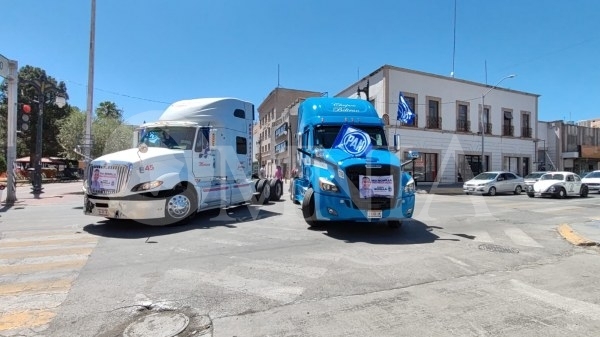 Recorren conductores de carga calles del centro de la ciudad en apoyo a Bonilla