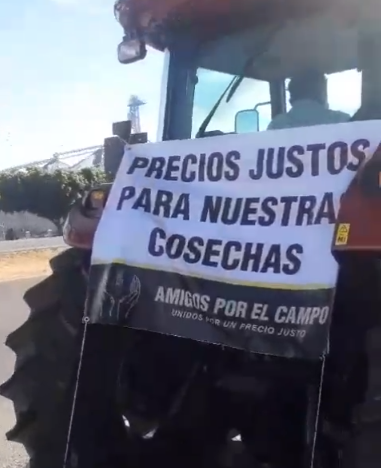Bloquean productores de granos carretera en Guadalajara; exigen precios justos a la Federación