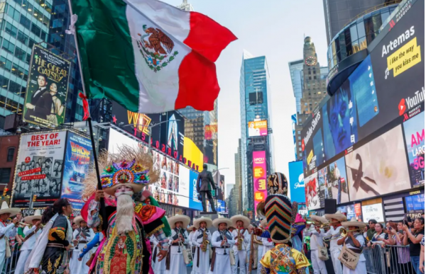 Mexicanos bailan en Times Square como celebración del 5 de mayo