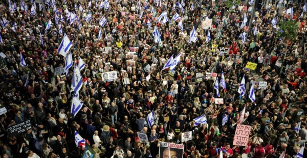 Miles de israelíes se manifiestan en Tel Aviv: exigen a Netanyahu que acepte el acuerdo para un alto al fuego con Hamás