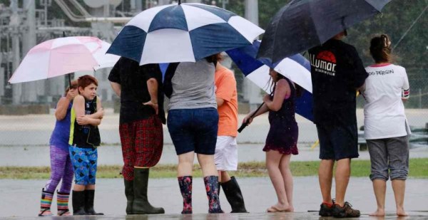Continúan las fuertes lluvias en Texas: autoridades rescatan a 233 personas de las inundaciones