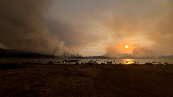 Fuerte incendio forestal en Valle de Bravo; brigadistas han sofocado 60%