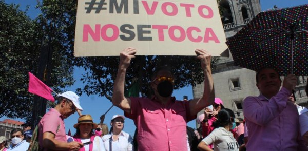 Movimiento rosa en pro de INE es farsa de Claudio X, critican diputados de Morena