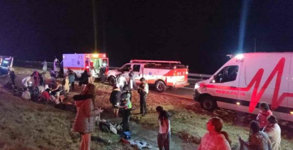 Volcadura de un autobús deja 31 heridos en la autopista México-Guadalajara